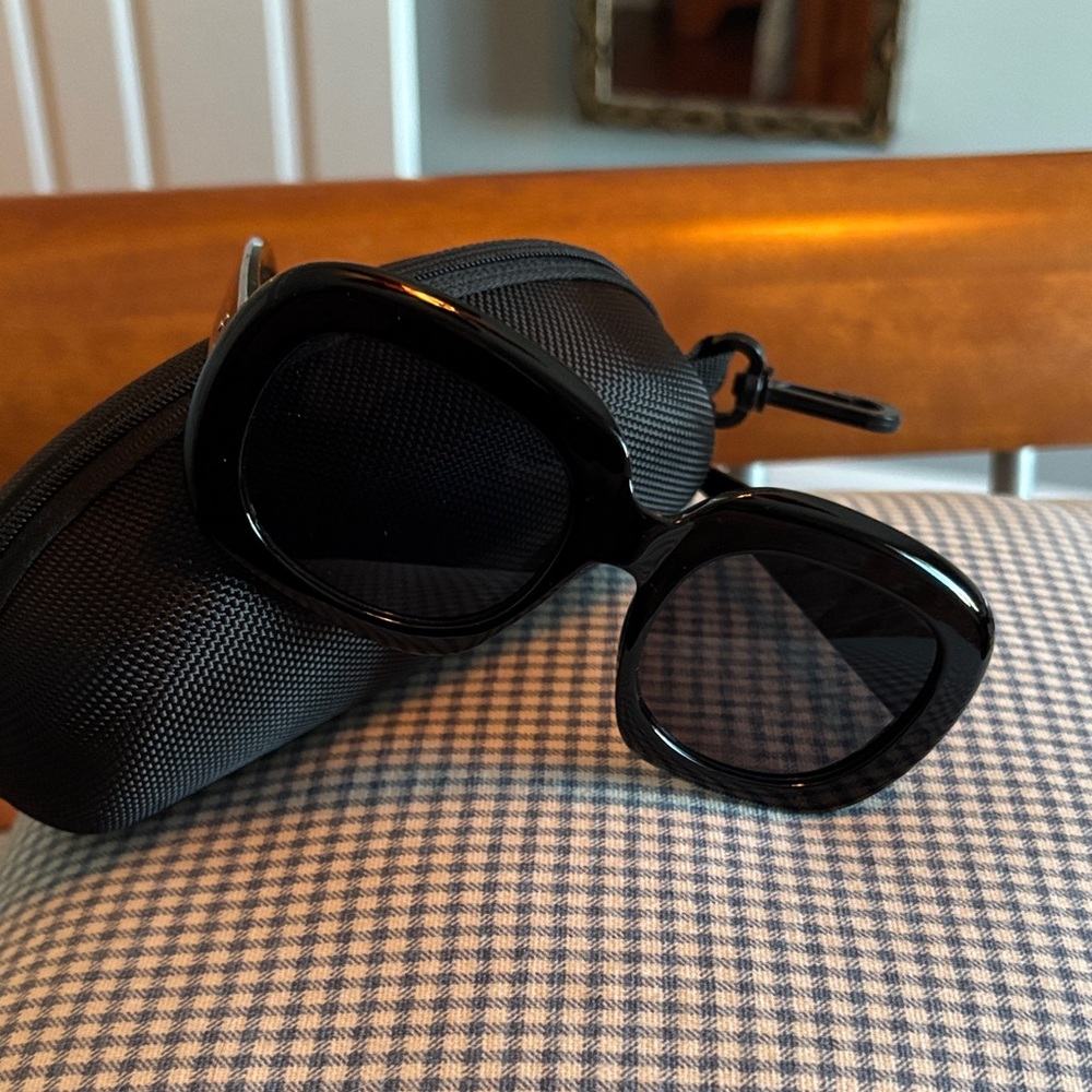 Chic Black Sunglasses for Women